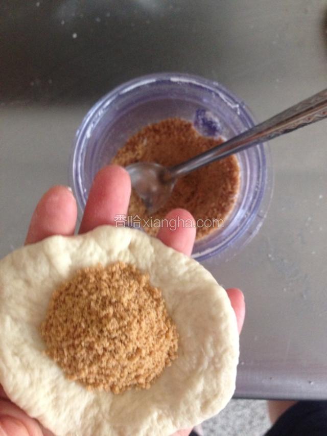 内馅材料混合，用料理机打成粉末状。取一块面团，擀成中间厚四周薄的饼状，挖一大勺馅包起来。收口一定要捏紧，不然会露馅。