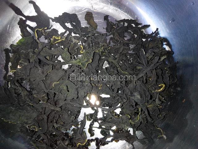 干的裙带菜，加水泡2～3分钟