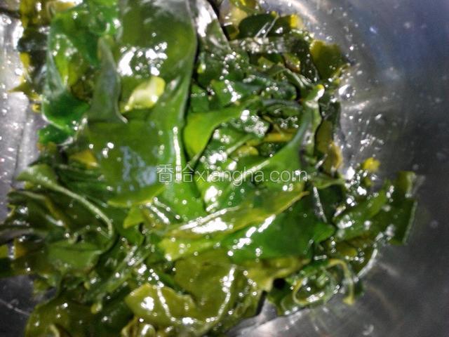 泡好的裙带菜，再用清水洗一遍，沥干水分