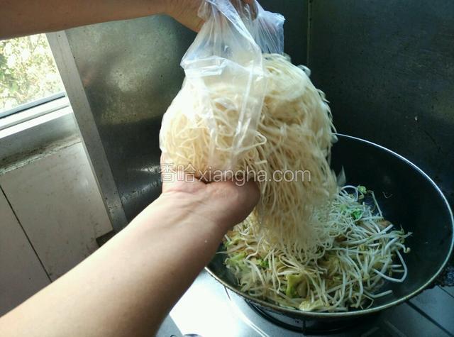 将菜炒至7成熟，加入适当水，形成汤汁，并加入焖面，将焖面摊在菜上。