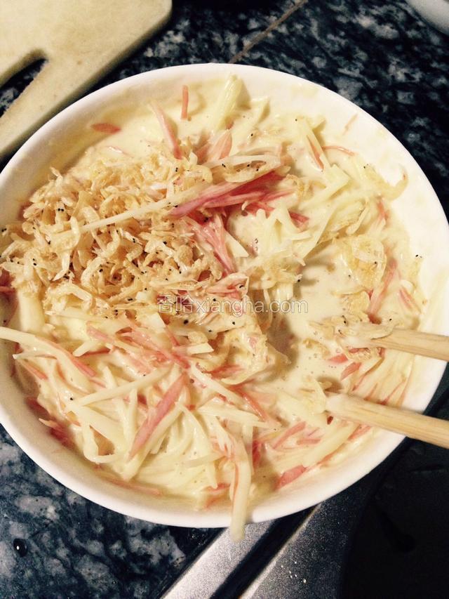 筛入面粉拌成浠糊，如蔬菜出水少可适当加人点清水，加入适量食用油和少许小苏打粉拌匀面糊醒几分钟备用。