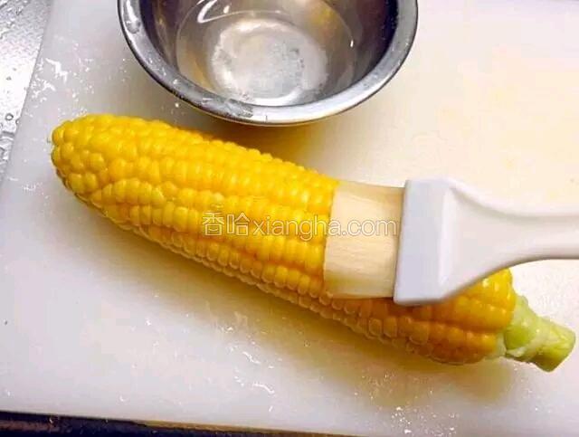 盐水涂抹在玉米表面