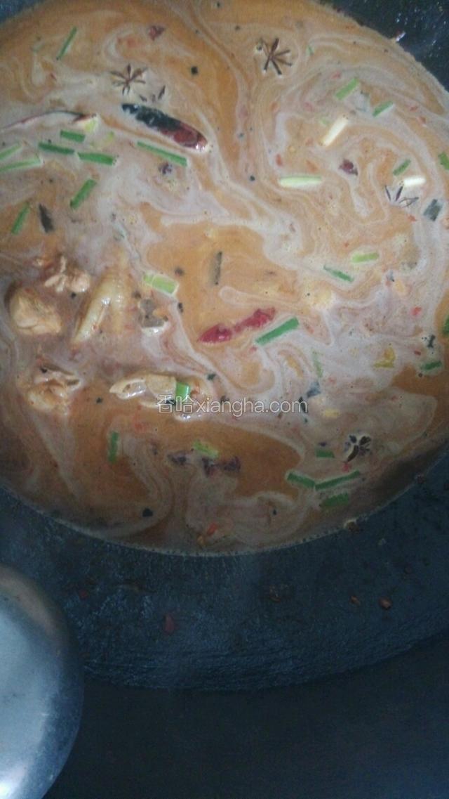 炒出想味！放入鸡块，料酒，调料！