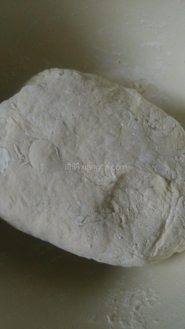 开始和面！和成面团！(不要用发酵粉！死面就好)薄一点！好煮