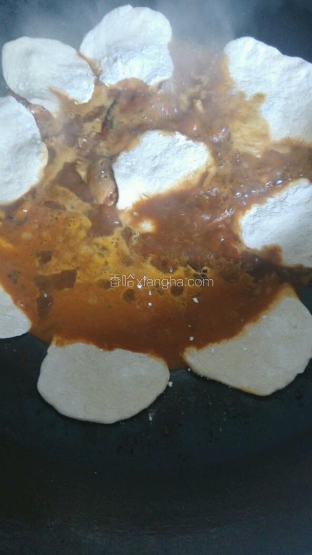 分成小剂子！(荔枝大小)然后压成饼！