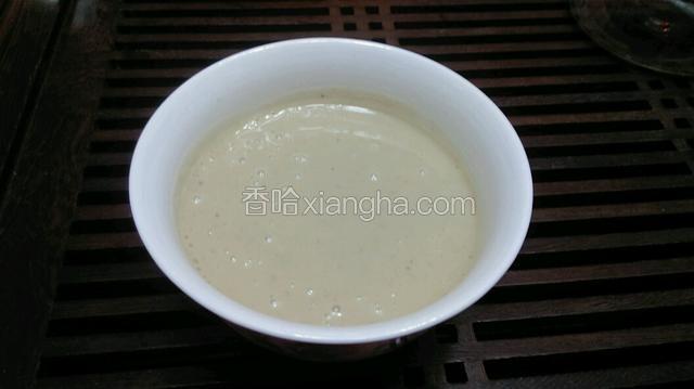 把花生放入料理机的干料研磨杯，倒入核桃油，还可加入一点点盐，开功机器，0K了，数秒钟后这花生酱就做好了。