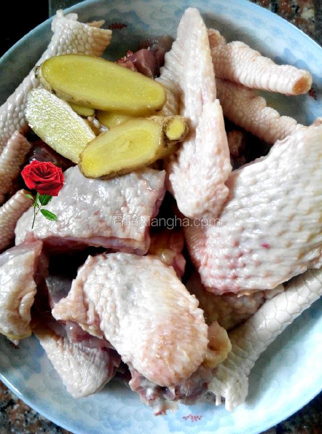 鸡肉洗净切块～姜切块～装盘备用～洗锅后加入适量的水～开火煮开～