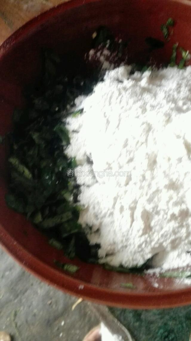 放面粉 先不要放太多 一边和面一边放面粉 