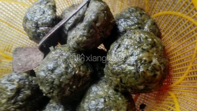又香又好吃的窝窝出锅啦   在弄点蒜泥啊辣椒油和窝窝一起吃可好吃了呢