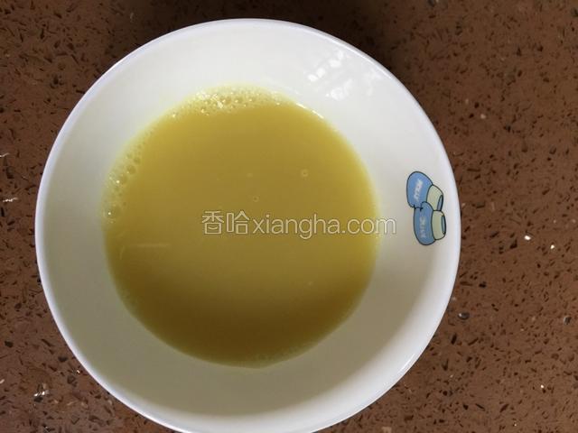 把姜蓉倒入网筛滤渣取汁