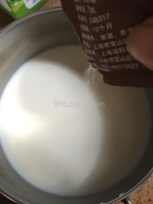 牛奶倒入奶锅，加入白糖