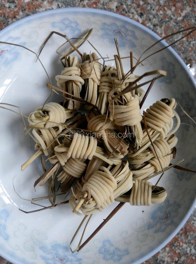灯芯两串～洗净～放入盘中备用～