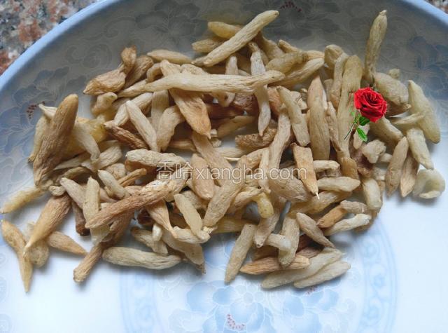麦冬洗净～装盘备用～