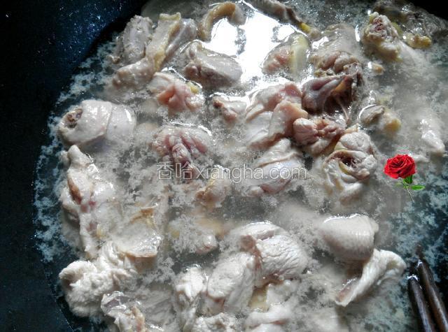 水开后～放入姜片跟鸡肉飞水后～放入冷水中～热胀冷缩后～放入电饭锅里～加入灯芯麦冬百合～一起煲煮1小时～