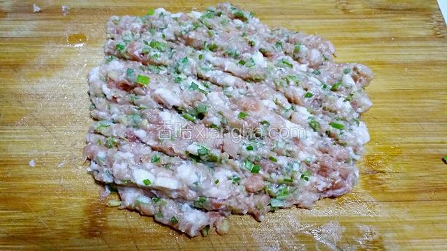 混合到肉里面一起剁成肉糜。