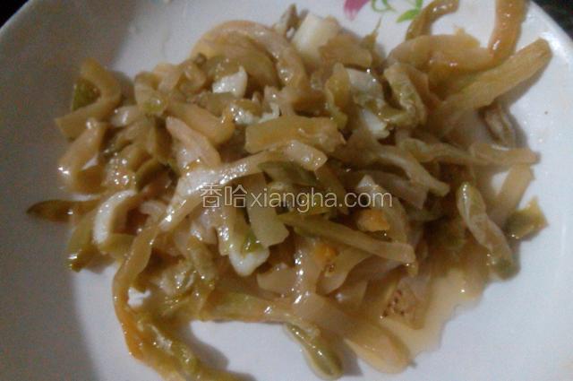 下油,锅烧热,下蒜头爆香,再放入榨菜炒熟,备用.