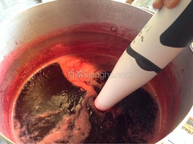 在继续中小火30分钟，然后用料理机打碎