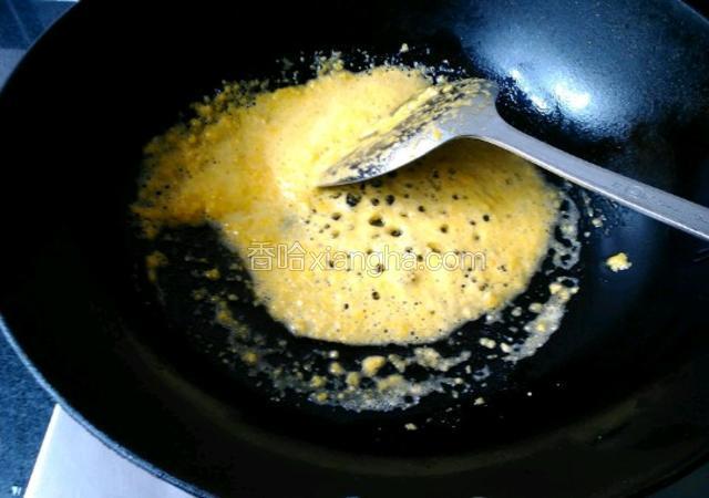 热好油锅，然后倒入蛋碎，小火煸炒一下