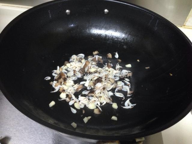 锅内油烧热，放入蒜末、香菇、虾米炒香