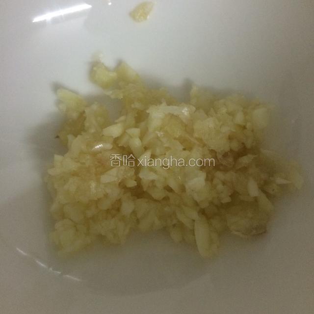焖煮鸡的时间可以剁好蒜蓉放入碗里备用
