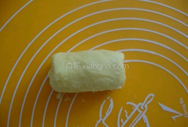 把搅拌好的，卷成一个长桶型，放进冰箱冷冻30分钟，成脆皮