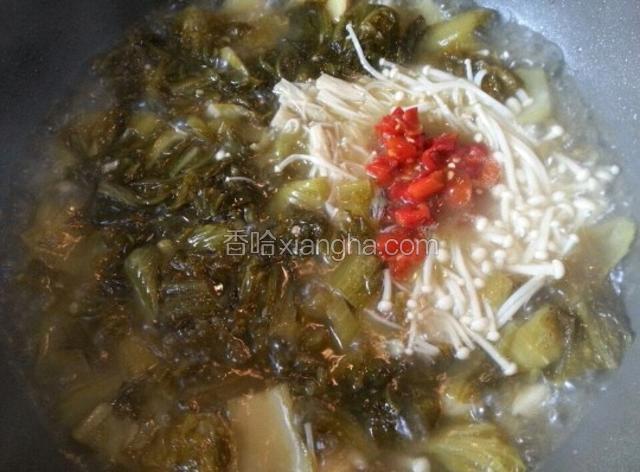 加入剁好的辣椒，五香粉，黑胡椒粉和盐