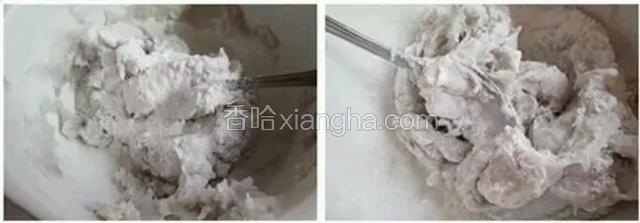 加入糖和一半的太白粉（或其他淀粉），木薯粉揉捏。
分次加入木薯粉，揉成光滑面团。