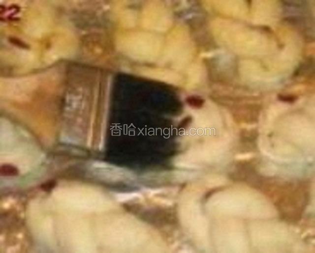 发酵结束后，表面刷全蛋液。入预热180度的烤箱，中层，上下火，18分钟。

