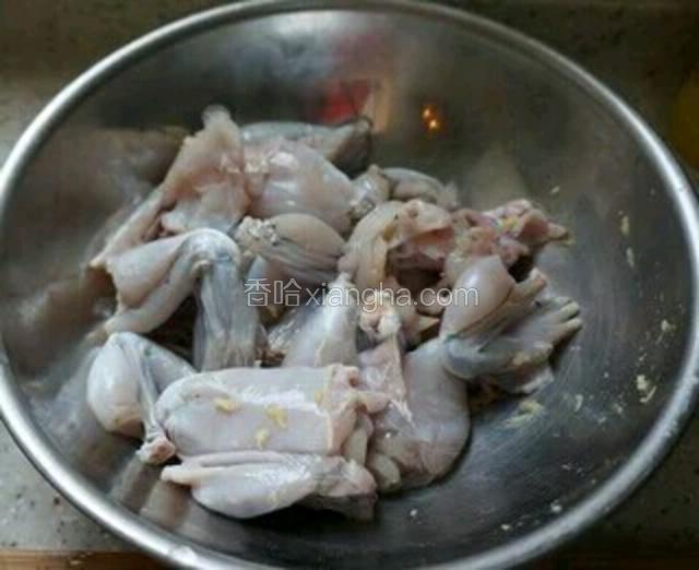 牛蛙剁块，加胡椒粉和姜汁去腥。

