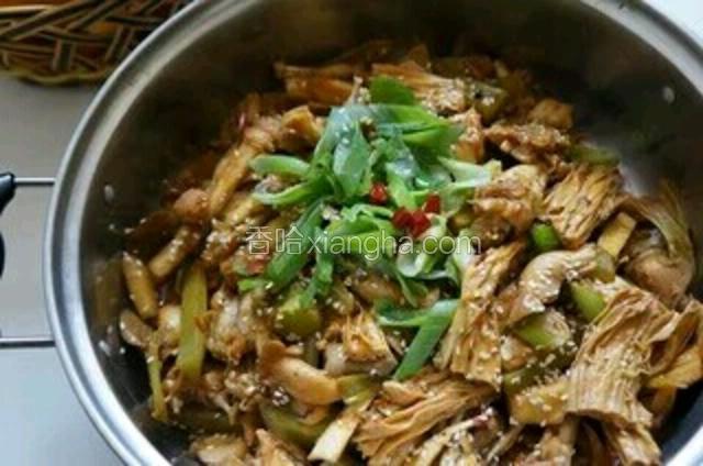 下一勺香油，再加点白胡椒粉，OK。
