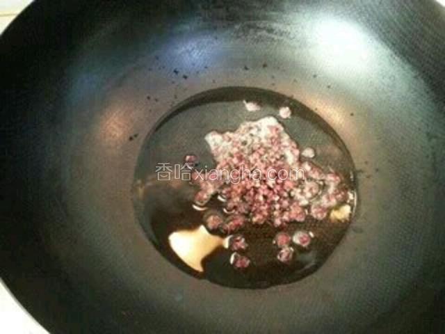 花椒和麻椒冷油下锅，慢火2-3分钟爆出香味后捞出扔掉
