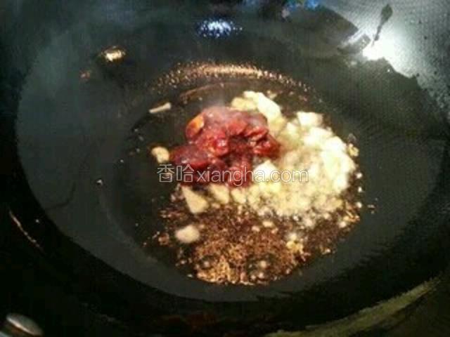 锅里底油放入蒜末和郫县豆瓣酱小火翻炒1-2分钟。
