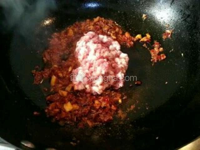 然后放入肉末翻炒至熟

