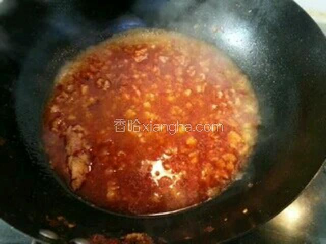 炒熟的肉末加入一小碗半开水煮2-3分钟
