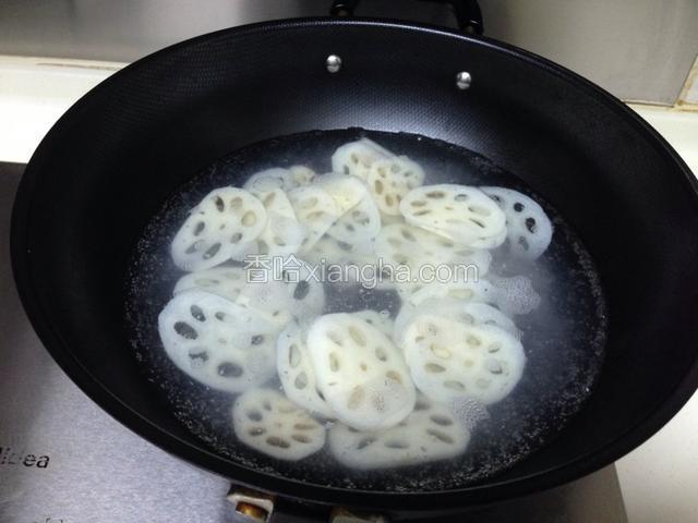 锅内放水烧开，将藕焯水1分钟