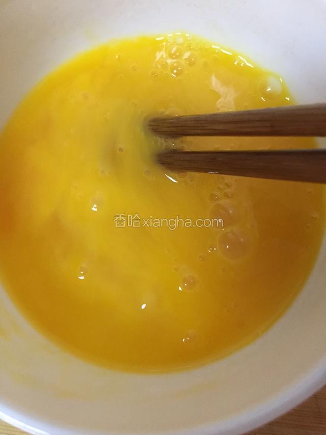 鸡蛋加适量的盐搅拌