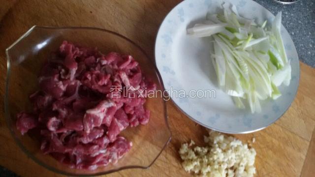 鲜羊肉切薄片，葱白切斜丝，姜，蒜切末