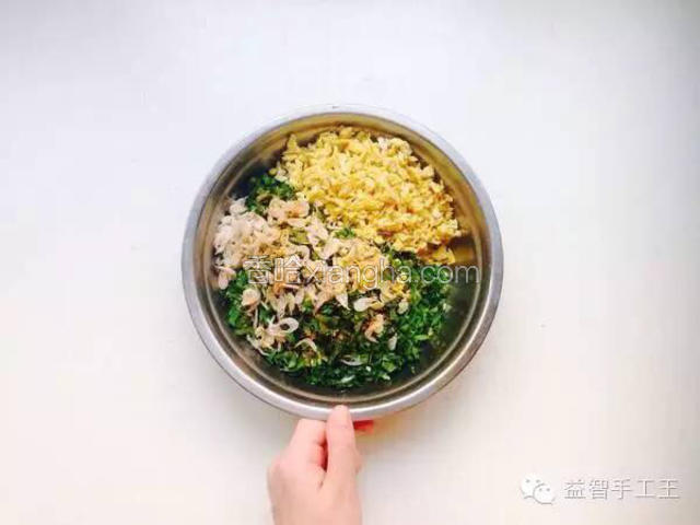 1.先做饺子馅儿，韭菜切碎，加炒熟的鸡蛋，把所有材料加到一起，拌匀
