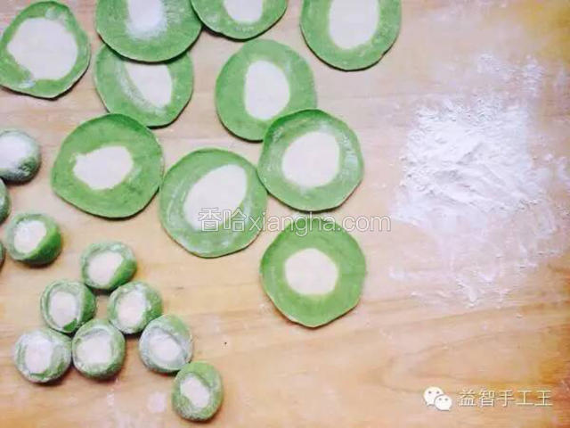 擀成皮。
