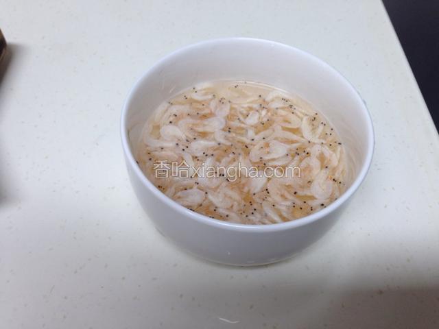 虾米放进水里，放两滴料酒浸泡一分钟，洗净控水备用