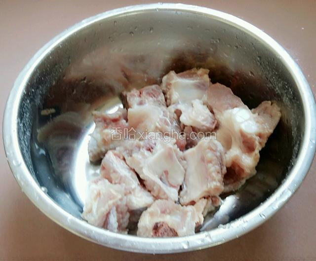浸泡排骨的水倒掉，用清水洗多三遍。