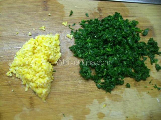 芹菜用水烫一下剁碎，玉米粒剁碎