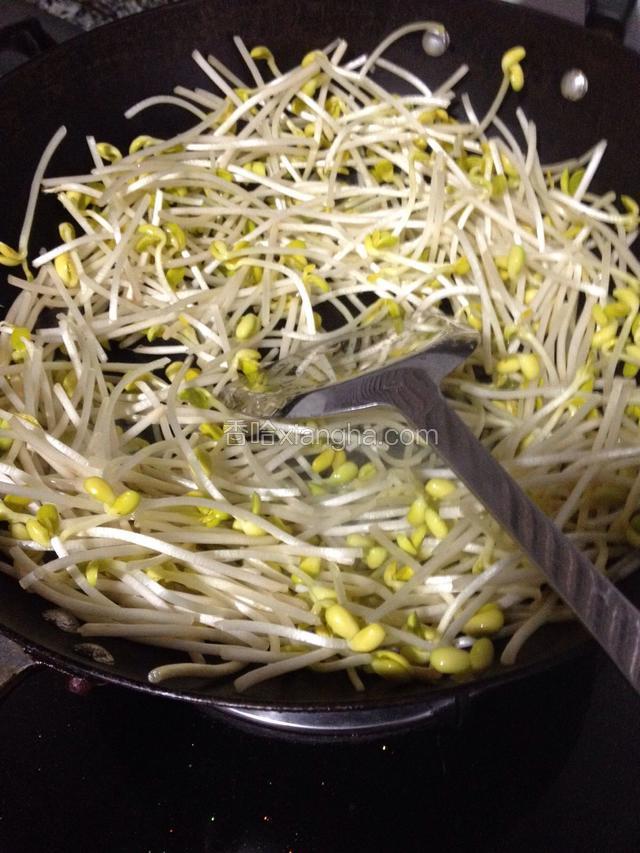 黄豆芽摘根洗净控干水份，炒锅小火，干锅煸妙。