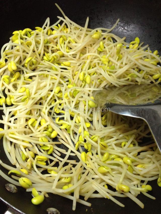 勤翻动，煸至黄豆芽微软，锅底无水时铲出备用。