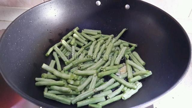 蒜头爆香，放入豆角。