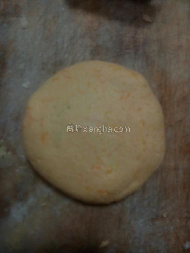 收好口，搓圆，再按成饼状。
