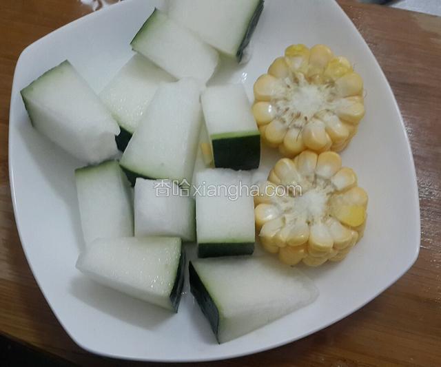冬瓜带皮切块，玉米切段备用