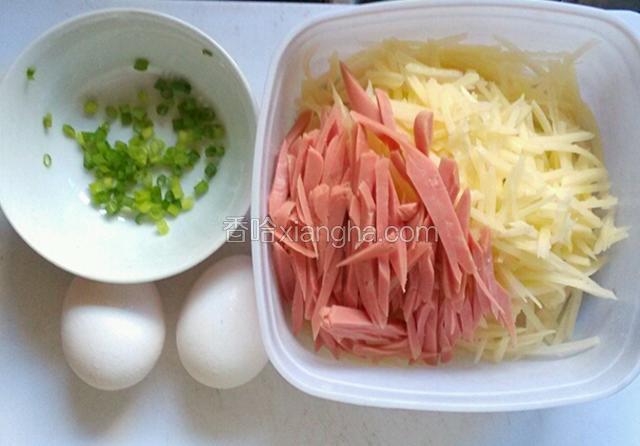 准备好食材，鸡蛋2个，土豆去皮刨丝，火腿切丝，葱切葱花