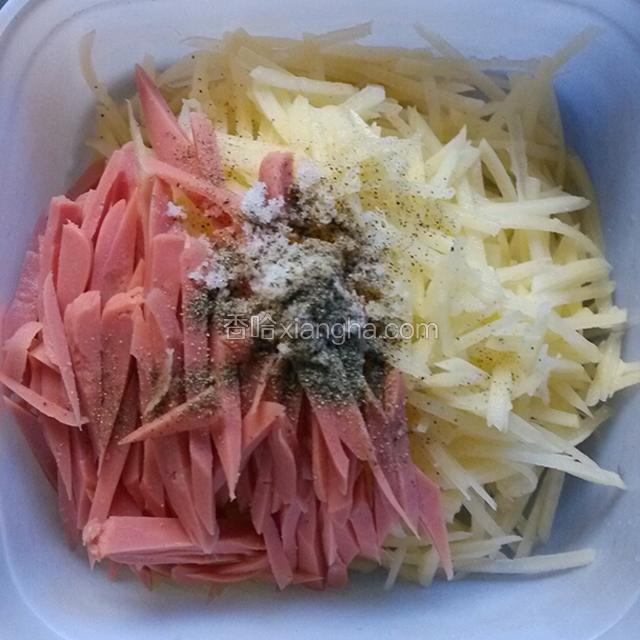 土豆火腿丝加入少许盐，黑椒粉拌匀