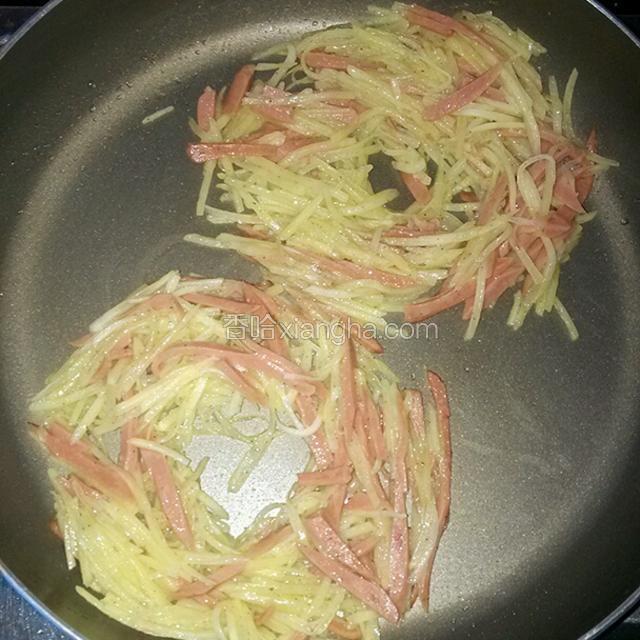 分成两份，各自摊成圆形（我做的是两人份的）中间留一个小洞